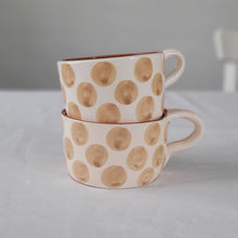 Lade das Bild in den Galerie-Viewer, Tasse breit Punkte beige
