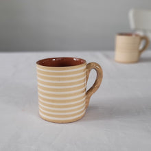 Lade das Bild in den Galerie-Viewer, Tasse hoch geringelt beige
