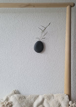 Lade das Bild in den Galerie-Viewer, Organische Wandvase aus Porzellan klein schwarz
