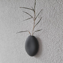 Lade das Bild in den Galerie-Viewer, Organische Wandvase aus Porzellan klein schwarz
