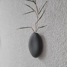 Lade das Bild in den Galerie-Viewer, Organische Wandvase aus Porzellan klein schwarz
