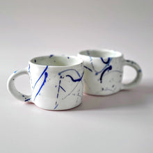 Charger l&#39;image dans la galerie, Tasse à café Artsy Shades of Blue
