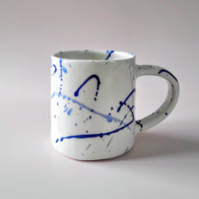 Charger l&#39;image dans la galerie, Grande tasse Artsy Shades of Blue
