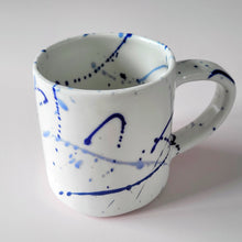 Charger l&#39;image dans la galerie, Grande tasse Artsy Shades of Blue
