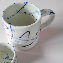 Charger l&#39;image dans la galerie, Grande tasse Artsy Shades of Blue
