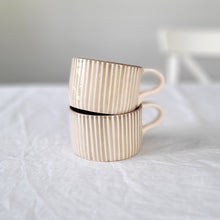 Lade das Bild in den Galerie-Viewer, Tasse breit gestreift sage
