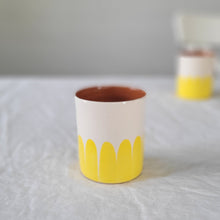 Lade das Bild in den Galerie-Viewer, Kaffeebecher Säulen zitrone
