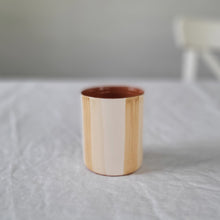 Lade das Bild in den Galerie-Viewer, Kaffeebecher zweifarbig gestreift beige
