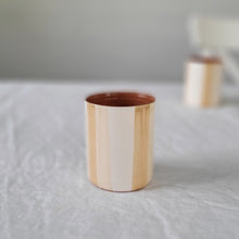 Lade das Bild in den Galerie-Viewer, Kaffeebecher zweifarbig gestreift beige
