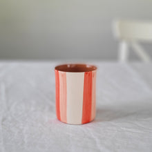 Lade das Bild in den Galerie-Viewer, Kaffeebecher zweifarbig gestreift rot
