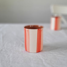 Lade das Bild in den Galerie-Viewer, Kaffeebecher zweifarbig gestreift rot

