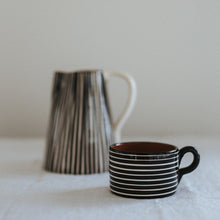 Lade das Bild in den Galerie-Viewer, Tasse breit geringelt schwarz
