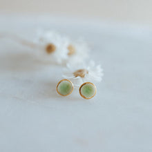 Charger l&#39;image dans la galerie, Boucles d&#39;oreilles céramique mini or vert
