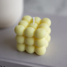 Lade das Bild in den Galerie-Viewer, Bubble Kerze aus Sojawachs banana
