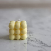 Lade das Bild in den Galerie-Viewer, Bubble Kerze aus Sojawachs banana
