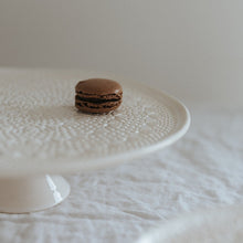 Charger l&#39;image dans la galerie, Assiette à gâteau blanche avec relief en dentelle 
