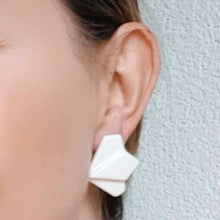 Load image into Gallery viewer, Ceramic earrings Concha white
