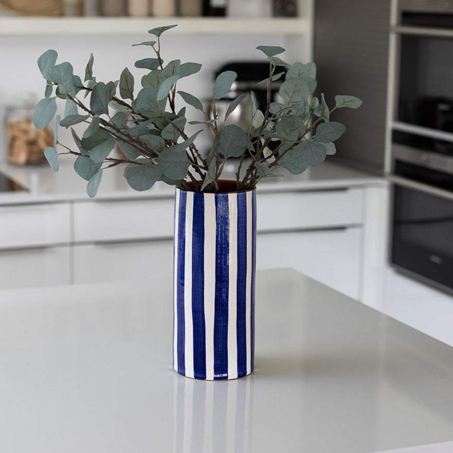 Vase rayé bleu