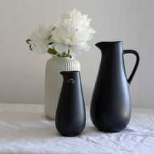 Load image into Gallery viewer, Large black carafe 1.6 l
