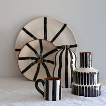 Lade das Bild in den Galerie-Viewer, Stepped Vase schwarz
