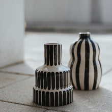 Lade das Bild in den Galerie-Viewer, Stepped Vase schwarz
