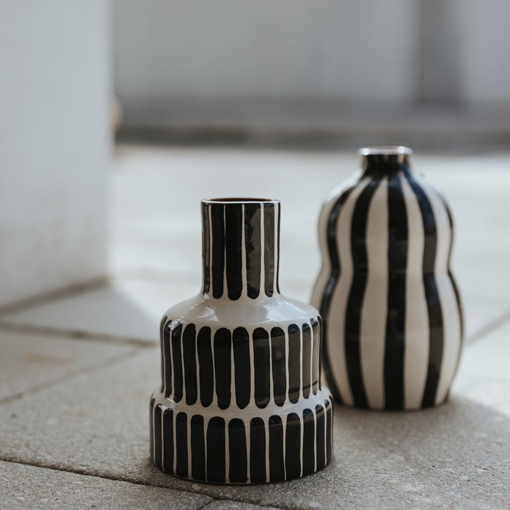 Stepped vase black