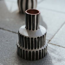Lade das Bild in den Galerie-Viewer, Stepped Vase schwarz
