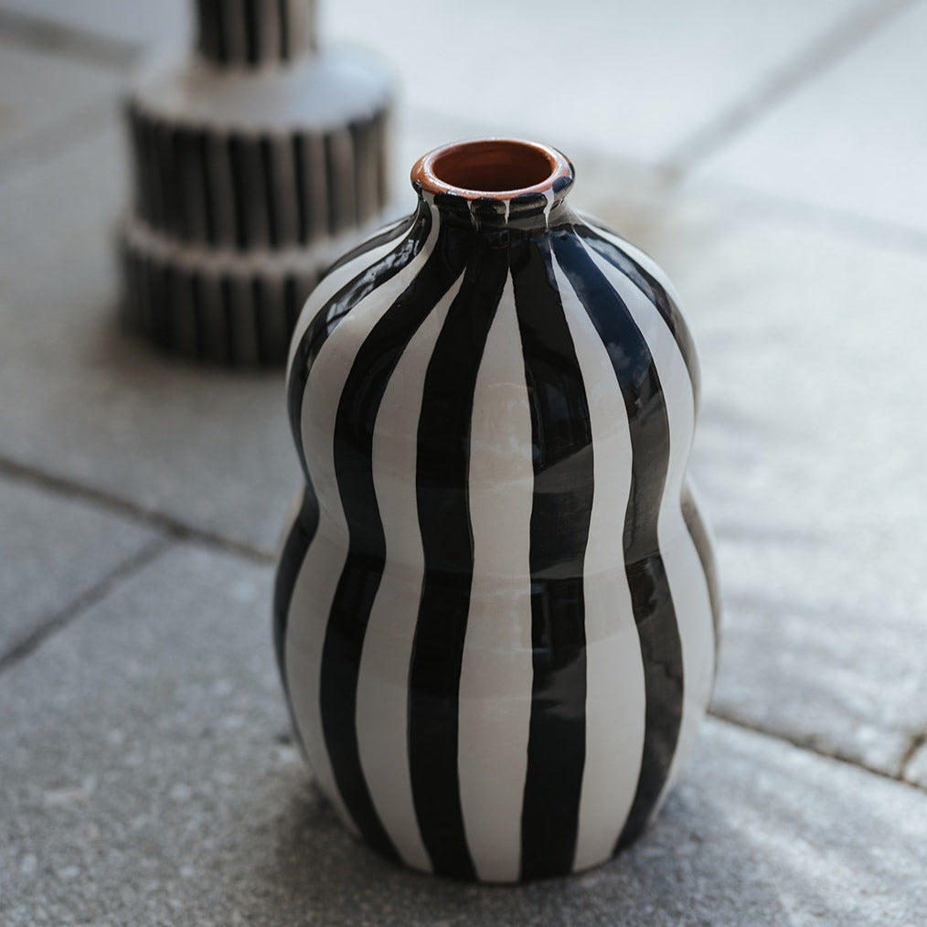 Gourd vase black