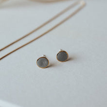 Charger l&#39;image dans la galerie, Boucles d&#39;oreilles céramique mini or gris
