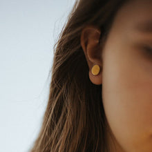 Load image into Gallery viewer, Ceramic earrings mini yellow gold
