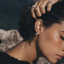 Lade das Bild in den Galerie-Viewer, Castelo na Areia Earrings
