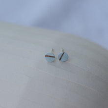 Lade das Bild in den Galerie-Viewer, Keramik-Ohrringe mini babyblau gold
