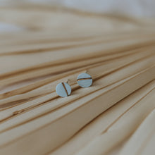Lade das Bild in den Galerie-Viewer, Keramik-Ohrringe mini babyblau gold
