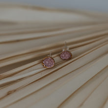 Lade das Bild in den Galerie-Viewer, Keramik-Ohrringe mini blush gold Relief

