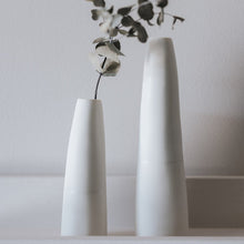 Lade das Bild in den Galerie-Viewer, Organische Vase aus Porzellan klein
