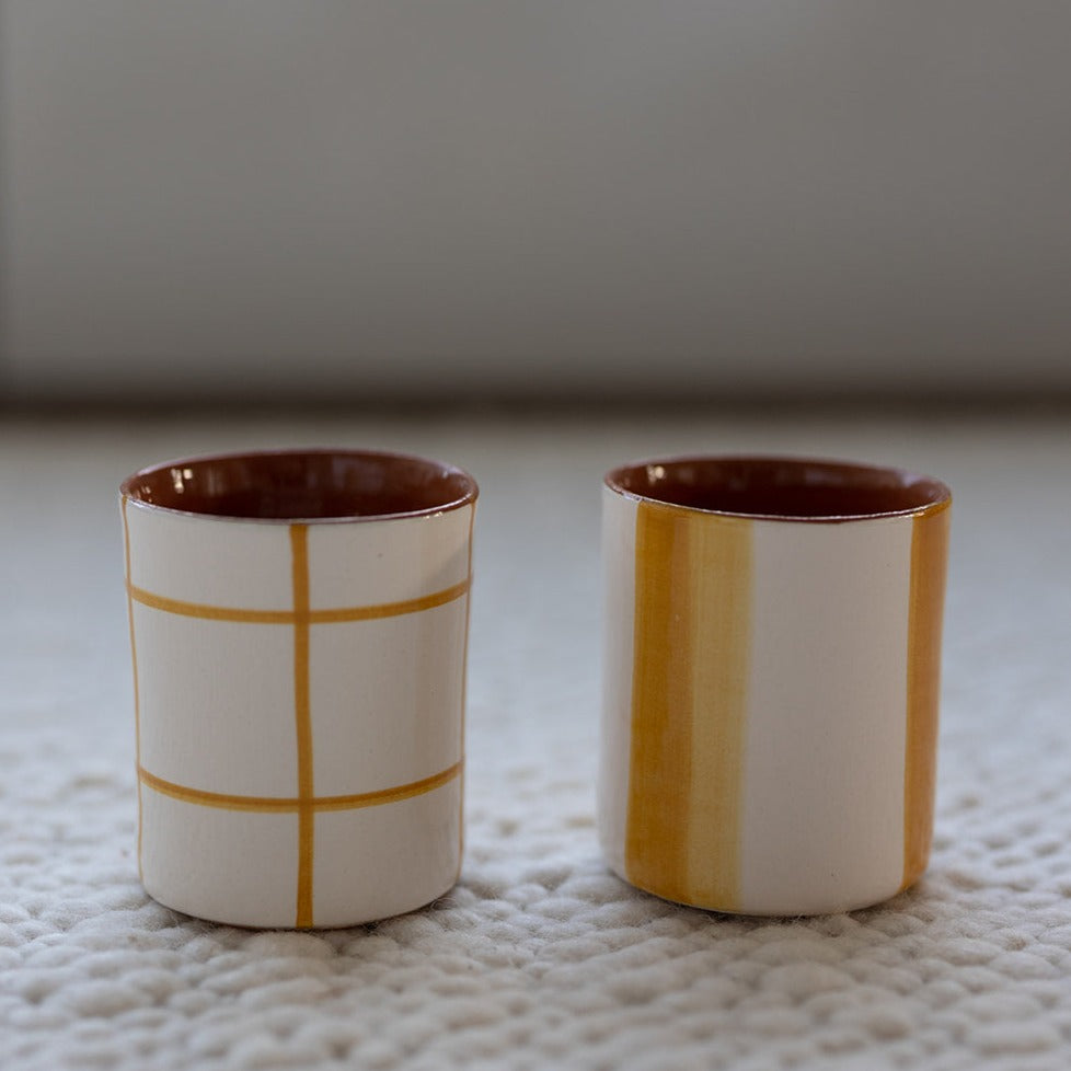 Checkered ocher coffee mug