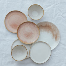 Lade das Bild in den Galerie-Viewer, Teller gross Beja weiss mauve
