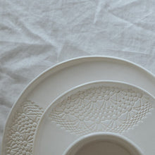 Charger l&#39;image dans la galerie, Grande assiette blanche 
