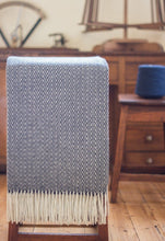 Lade das Bild in den Galerie-Viewer, Handgewebte Decke aus Wolle (Fischgrat, marineblau)
