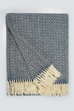 Lade das Bild in den Galerie-Viewer, Handgewebte Decke aus Wolle (Fischgrat, marineblau)
