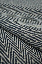 Lade das Bild in den Galerie-Viewer, Handgewebte Decke aus Wolle (Fischgrat, marineblau)
