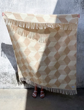 Lade das Bild in den Galerie-Viewer, Geo Wool Blanket beige creme
