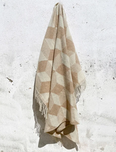 Lade das Bild in den Galerie-Viewer, Geo Wool Blanket beige creme
