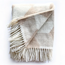 Lade das Bild in den Galerie-Viewer, Geo Wool Blanket beige creme
