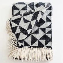 Lade das Bild in den Galerie-Viewer, Geo Cotton Blanket anthrazit creme
