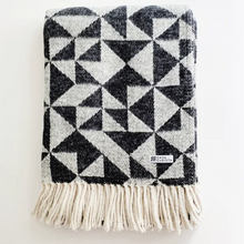 Lade das Bild in den Galerie-Viewer, Geo Cotton Blanket anthrazit creme
