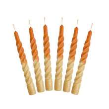 Lade das Bild in den Galerie-Viewer, Gedrehte Kerze zweifarbig orange beige
